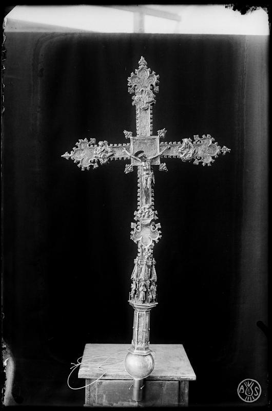 Anvers de creu processional amb Sant Crist. Església de Sant Feliu de Sabadell