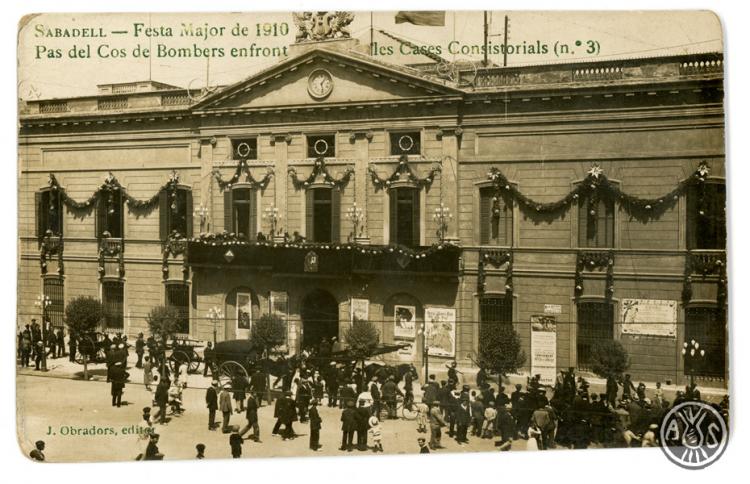 Sabadell. Festa Major de 1910. Pas del cos de bombers enfront les cases consistorials (nº3)
