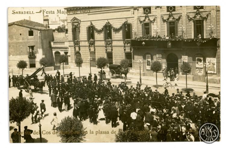 Sabadell. Festa Major de 1910. Pas del cos de bombers enfront les cases consistorials (nº2)