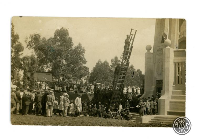 Demostració del cos de bombers durant la inauguració de la Torre de l'Aigua. Festa Major de Sabadell. Edició postal.