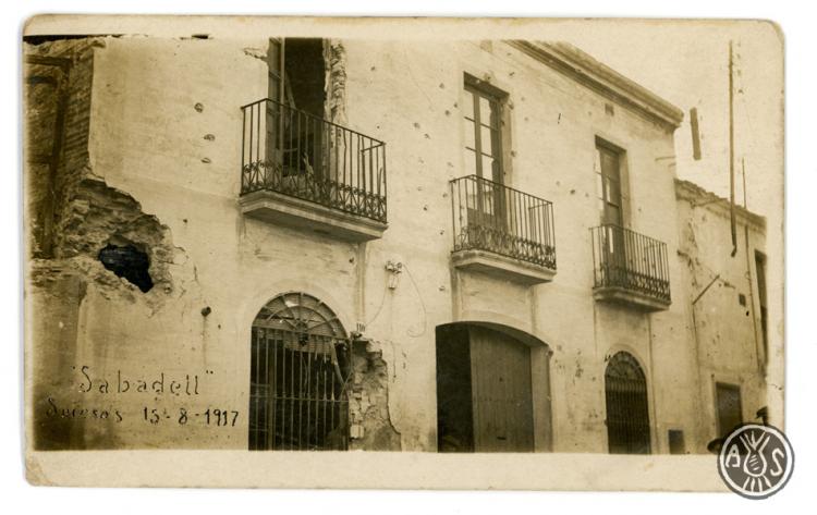 Façana de la Federación Obrera de Sabadell amb impactes de bala en motiu de la Vaga general. Carrer de l'Estrella. Sabadell. Edició postal.