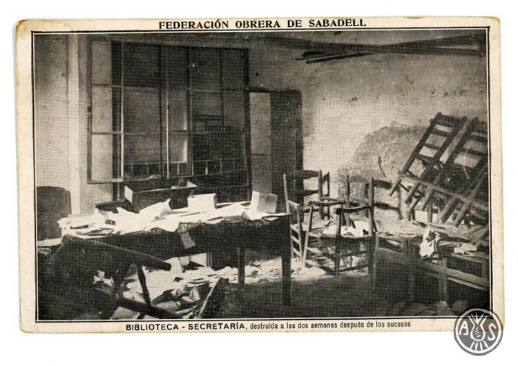 Façana de la Federación Obrera de Sabadell amb impactes de bala en motiu de la Vaga general. Carrer de l'Estrella. Sabadell. Edició postal.