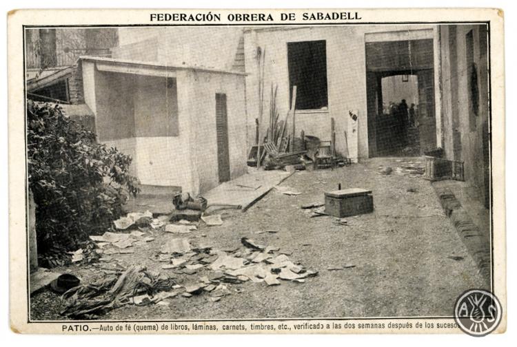 Façana de la Federación Obrera de Sabadell amb impactes de bala en motiu de la Vaga general. Carrer de l'Estrella. Sabadell. Edició postal.