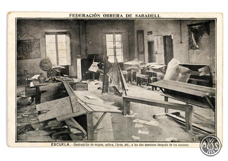 Façana de la Federación Obrera de Sabadell amb impactes de bala en motiu de la Vaga general. Carrer de l'Estrella. Sabadell. Edició postal.
