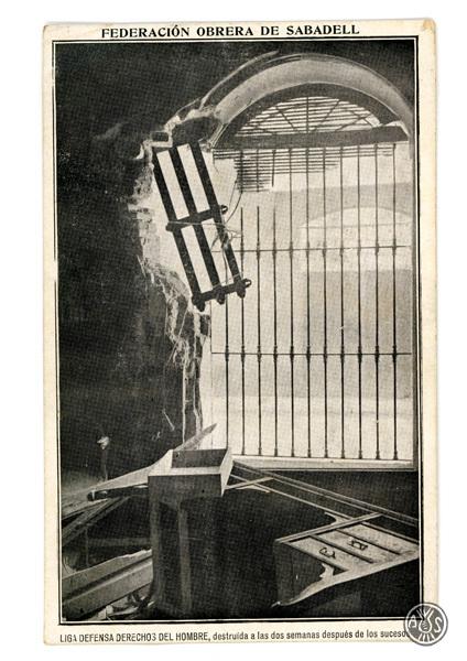 Façana de la Federación Obrera de Sabadell amb impactes de bala en motiu de la Vaga general. Carrer de l'Estrella. Sabadell. Edició postal.