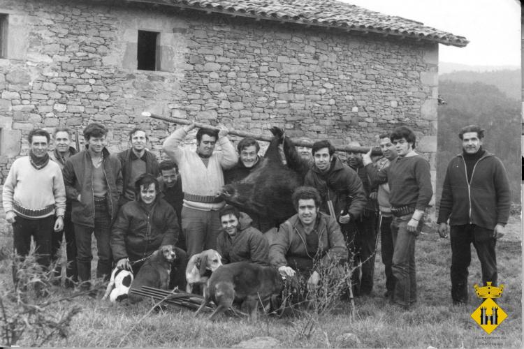 Colla de caçadors del porc senglar de Montesquiu en una de les caceres a la Casa Güell de Sora