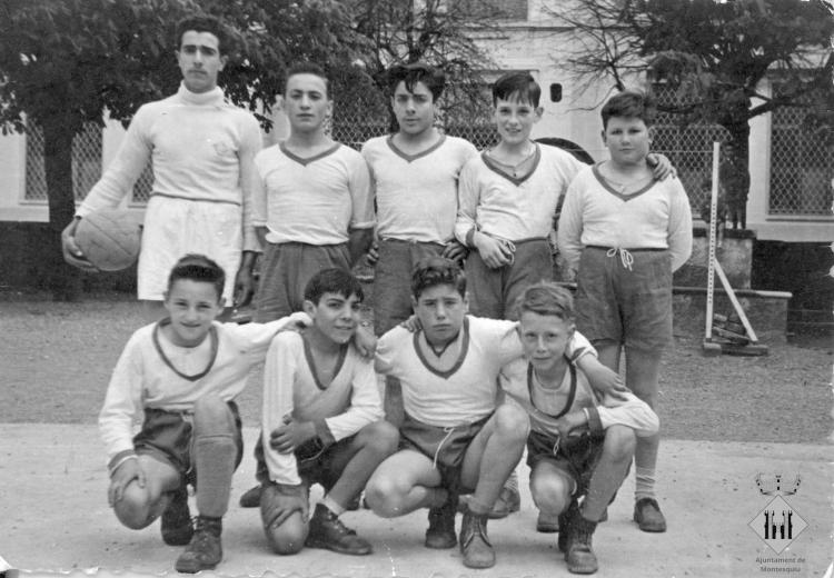 Equip de futbol a la Farga de Bebié