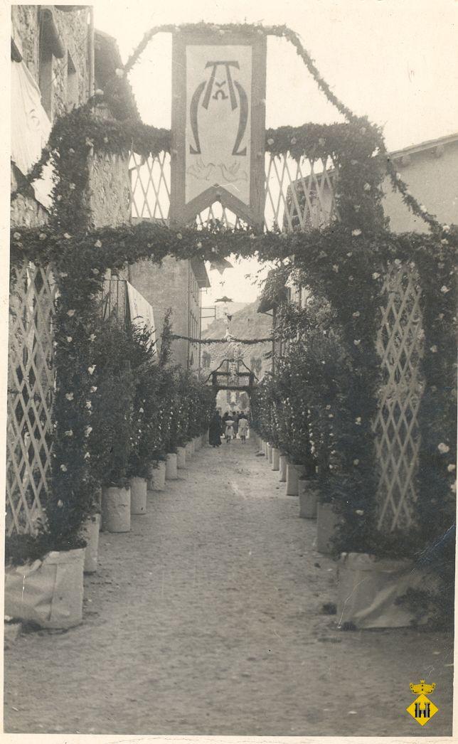 Carrer Travessera de l'església engalanat per la vinguda de la Mare de Déu de Fàtima