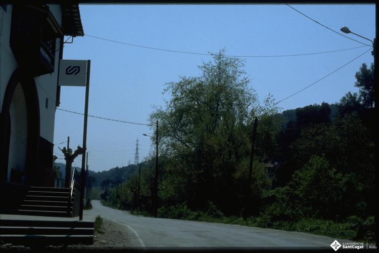 Carrertera de Valldvidrera,  al seu pas per l'estació de ferrocarrils de les Planes. 