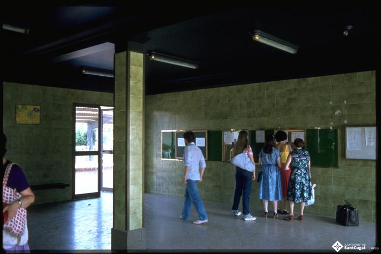 Interior de l'estació de ferrocarrils de Sant Cugat del Vallès. 
