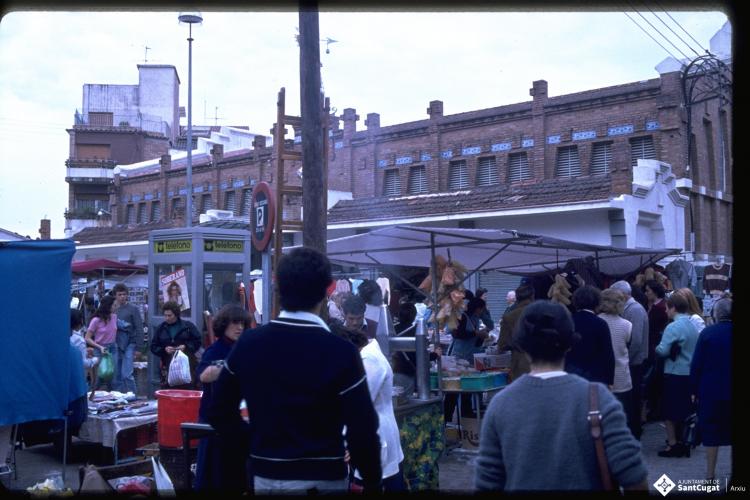 Mercat setmanal davant del mercat municipal de Sant Pere.