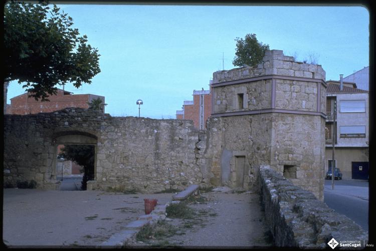 Torre de la muralla del monestir, a tocar del passeig de Francesc Macià. 