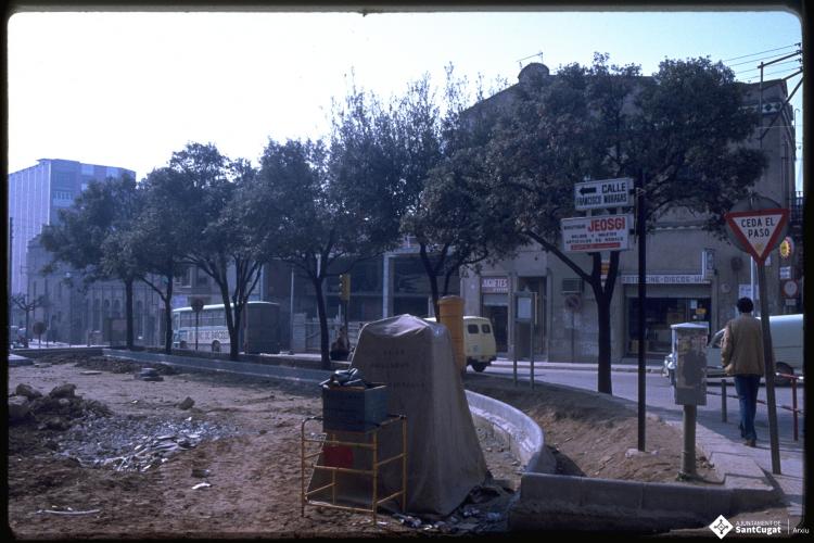 Obres a la plaça dels Quatre Cantons. 