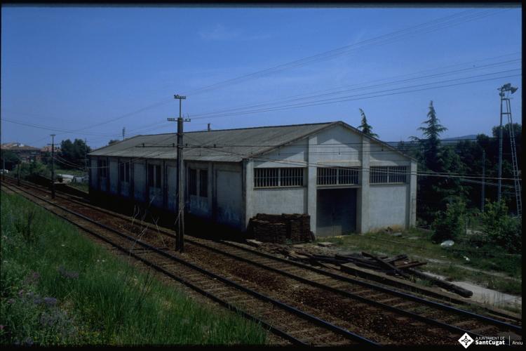 Nau dels ferrocarrils al costat de la via, prop de l'avinguda de Villadelprat.