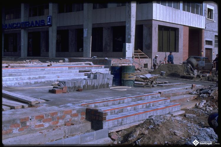 Obres a la plaça dels Quatre Cantons. 