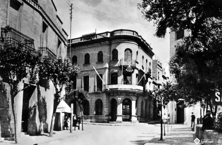 Seu de la falange a l'edifici de Cal Barbany, a la plaça del Quatre Cantons, de Sant Cugat del Vallès.