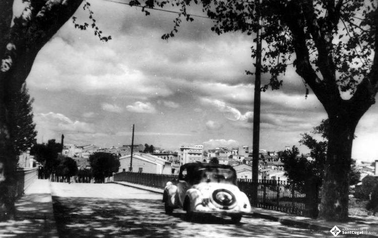 Un automòbil travessa el pont Gros sobre la riera de Can Mora.
