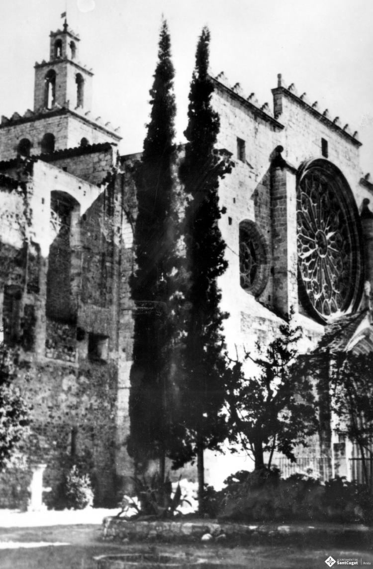 Vista lateral de la façana del monestir.