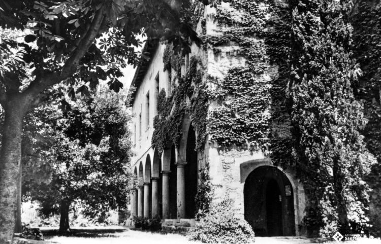 Vista de l'exterior del claustró del monestir.