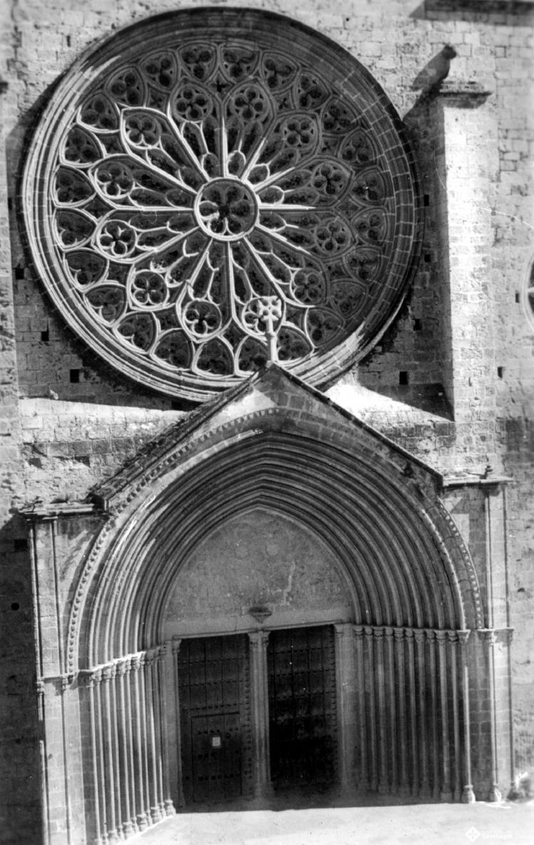 Façana principal de l'església de Sant Pere d'Octavià.