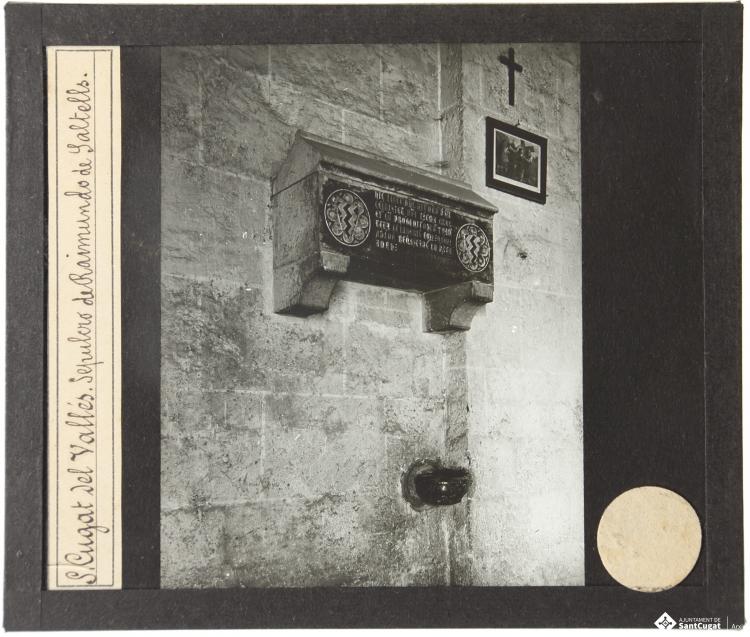 Sepulcre de la família Saltells, Monestir de Sant Cugat del Vallès.