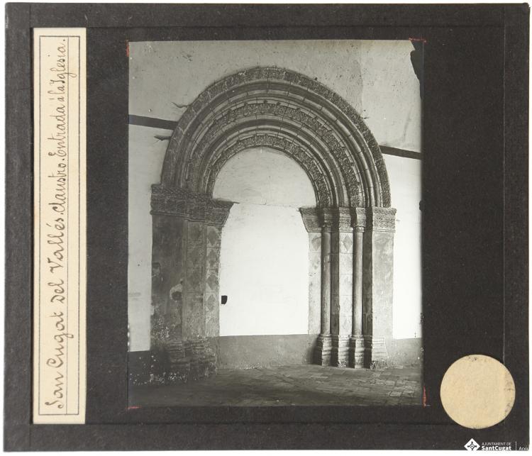 Porta d'entrada a l'església, Claustre del Monestir de Sant Cugat del Vallès.