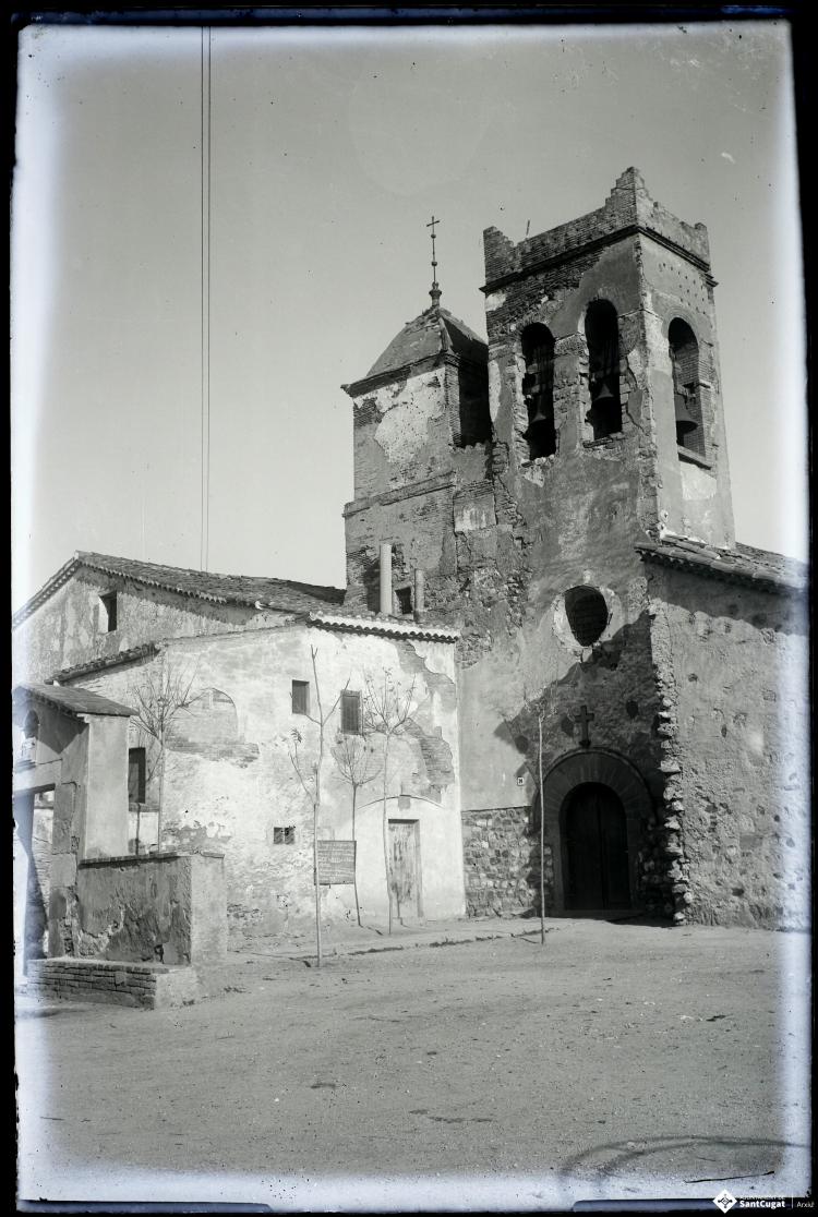 Vistes de l'església de Sant Cebrià de Vallodreix. 