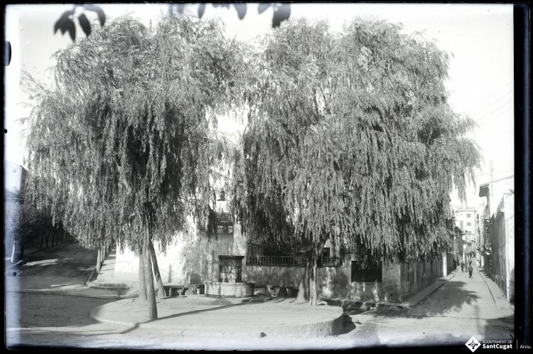 Vista de la plaça del Doctor Galtés i el carrer de Santa Maria