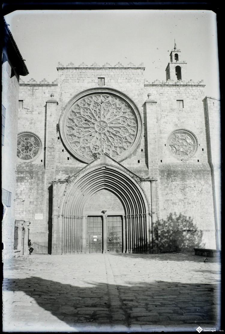 Façana principal de l'església de Sant Pere d'Octavia i llotgeta.