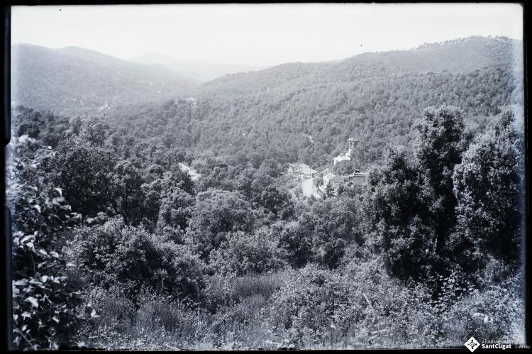 Vistes de les cases entre el bosc a Vallvidrera.