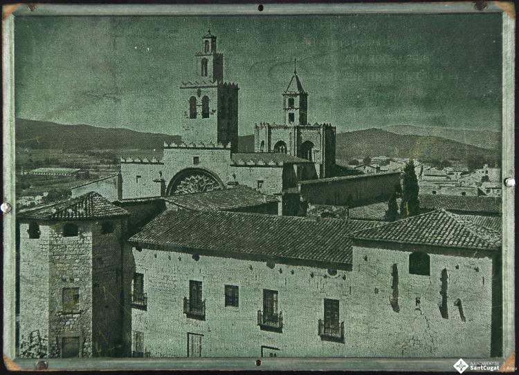 Vista del Palau Abacial i de l'església de Sant Pere d'Octavià.