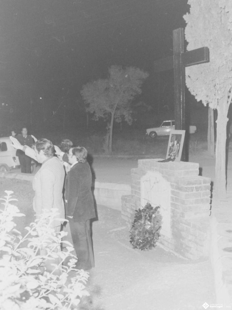 Salutació feixista d'un grup d'homes davant  el monument als Caiguts en honor al dictador Francisco Franco Bahamonde.