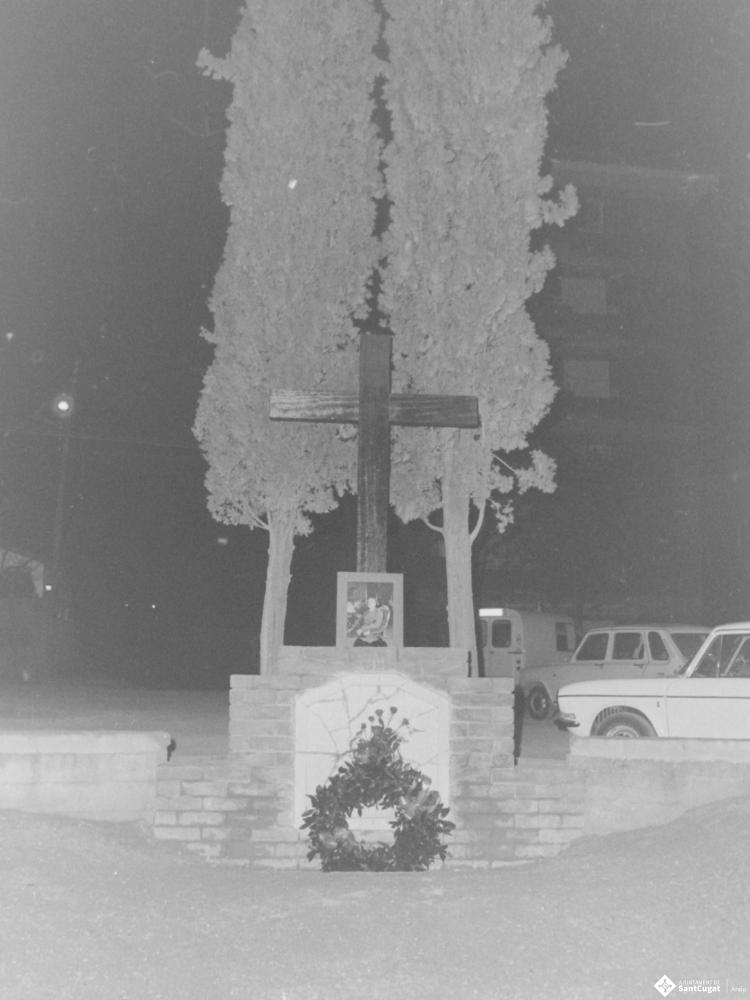 Una corona de flors dipositada  al monument als Caiguts en honor al dictador Francisco Franco Bahamonde.
