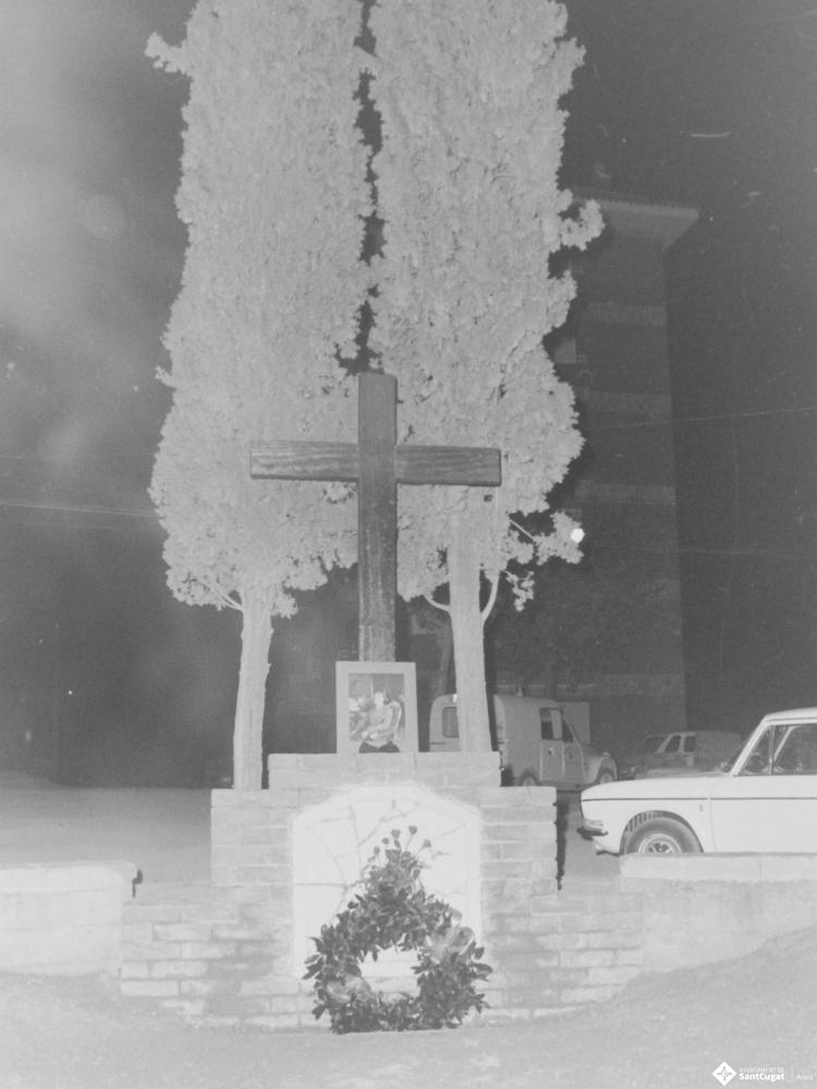 Uns homes dipositen una corona de flors al monument als Caiguts en honor al dictador Francisco Franco Bahamonde.