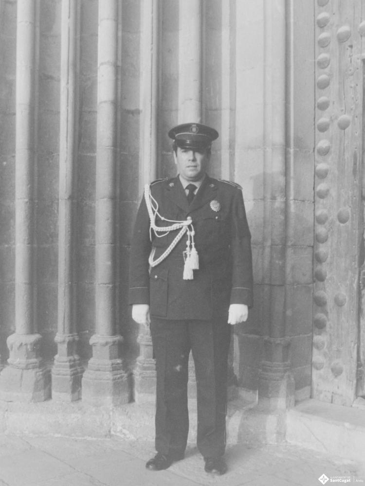 Agents de la policia local a la porta de l'església, en la missa celebrada en honor al dictador Francisco Franco Bahamonde, a l'església de Sant Pere d'Octavià.