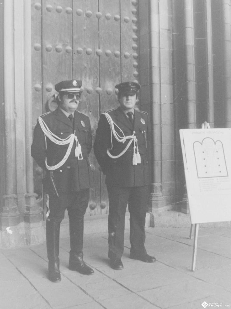 Agents de la policia local a la porta de l'església, en la missa celebrada en honor al dictador Francisco Franco Bahamonde, a l'església de Sant Pere d'Octavià.