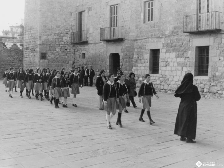 Arribada dels assistens a la missa celebrada en honor al dictador Francisco Franco Bahamonde, a l'església de Sant Pere d'Octavià.