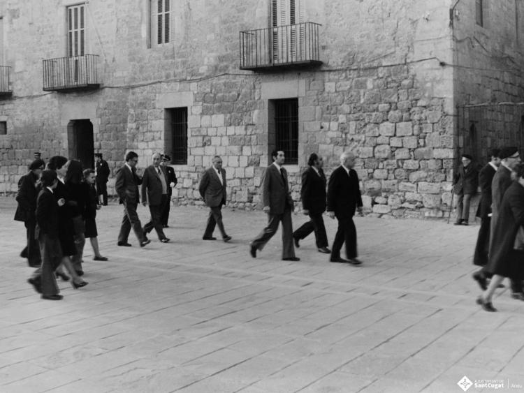 Arribada dels assistens a la missa celebrada en honor al dictador Francisco Franco Bahamonde, a l'església de Sant Pere d'Octavià.