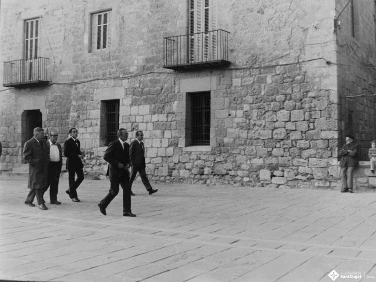 Arribada dels assistens a la missa celebrada en honor al dictador Francisco Franco Bahamonde, a l'església de Sant Pere d'Octavià.
