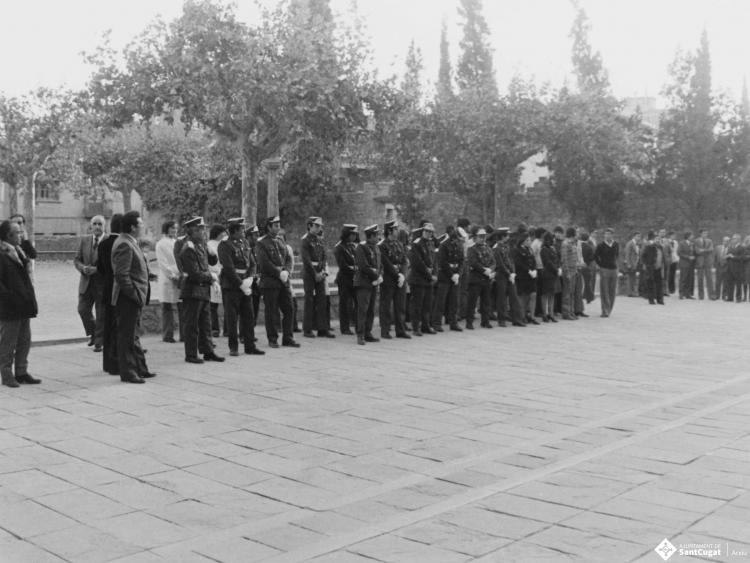 Arribada dels assistens a la missa celebrada en honor al dictador Francisco Franco Bahamonde, a l'església de Sant Pere d'Octavià.