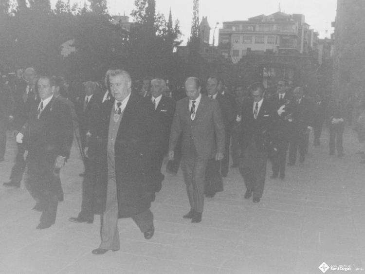 Arribada dels assistens a la missa celebrada en honor al dictador Francisco Franco Bahamonde, a l'església de Sant Pere d'Octavià.