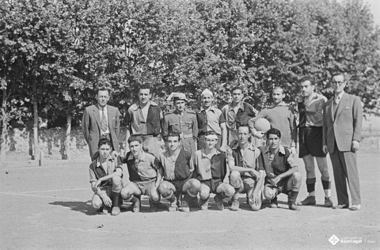Retrat de grup, jugadors de l'equip de futbol acompanyats d'altres homes,  i d'un membre de la Guàrdia civil. Entre ells Pere Pahisa i Manel Farrés.