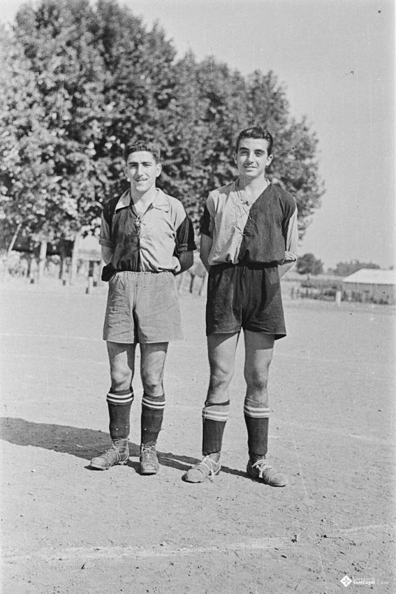 Retrat de dos futbolistes, a l'antic camp de futbol del recinte del Monestir.