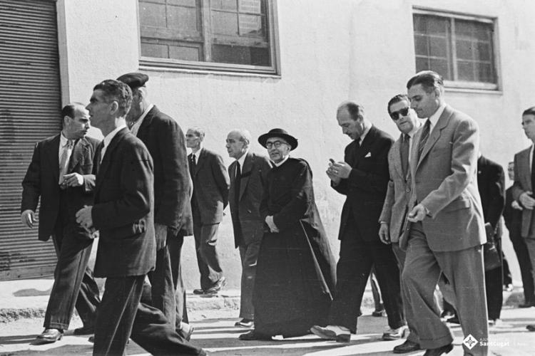 Actes de la festa inaugural de la restaurada Societat Coral La Unió Santcugatenca. La comitiva formada pel mossèn Joan Clerch, l'alcalde Santiago Rodó, el Francesc Vila i Trabal i el delegat governatiu Jorge PratBallester i el president Franquesa dirig