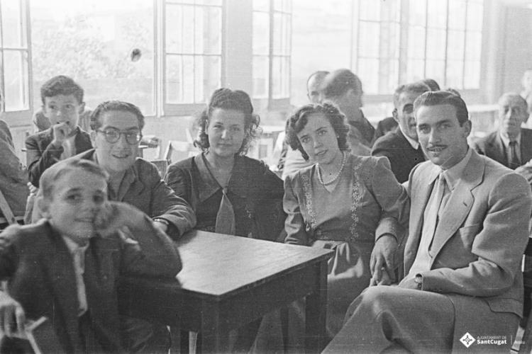 Actes de la festa inaugural de la restaurada Societat Coral La Unió Santcugatenca. Assistents a la sala del cafè de la Unió.