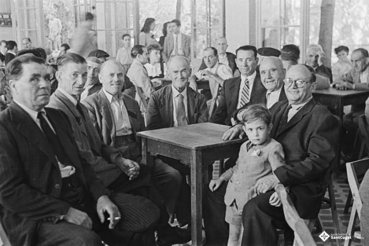 Actes de la festa inaugural de la restaurada Societat Coral La Unió Santcugatenca. Assistents a la sala del cafè de la Unió.