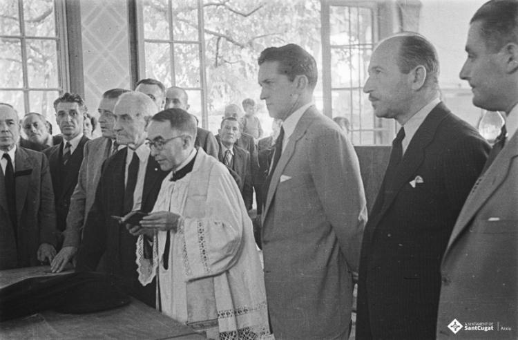 Actes de la festa inaugural de la restaurada Societat Coral La Unió Santcugatenca. Benedicció de l'estendard.