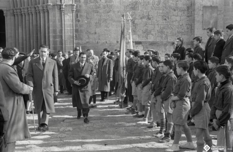 Acte politicoinstitucional amb la presència de l'alcalde Pau Muñoz Castanyer, Nicolàs Villar Recio i altres personalitats, a la sortida de Sant Pere d'Octavià.