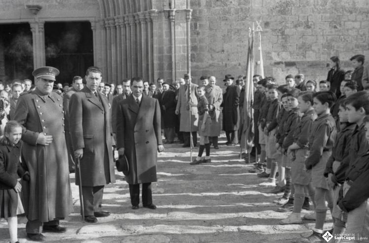 Acte politicoinstitucional amb la presència de l'alcalde Pau Muñoz Castanyer, Nicolàs Villar Recio i altres personalitats, a la sortida de Sant Pere d'Octavià.