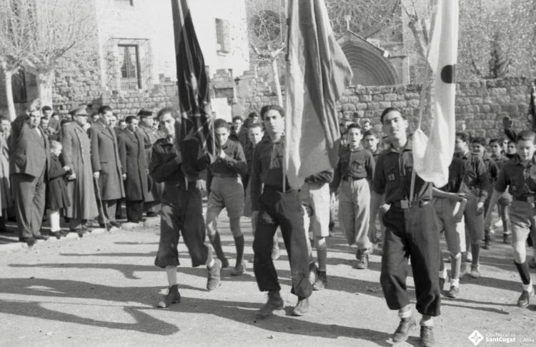 Acte politicoinstitucional amb la presència de l'alcalde Pau Muñoz Castanyer i d'altres personalitats, desfilada de joves membre de la falange a la plaça de Sant Pere d'Octavià.